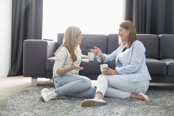 Madre e figlia parlano — Foto Stock