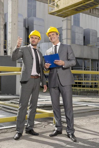 Zakenlieden bespreken op de bouwplaats — Stockfoto