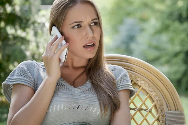 Frau benutzte Handy — Stockfoto