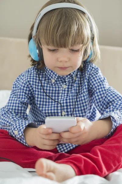 Симпатичный мальчик слушает музыку — стоковое фото