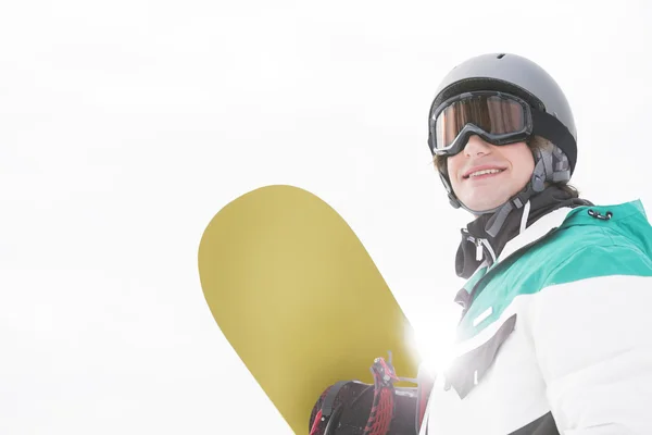 Uomo in possesso di snowboard — Foto Stock
