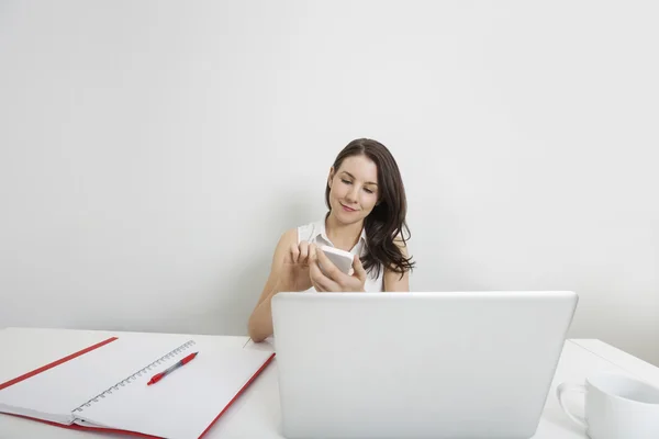 Zakenvrouw die mobiele telefoon gebruikt — Stockfoto