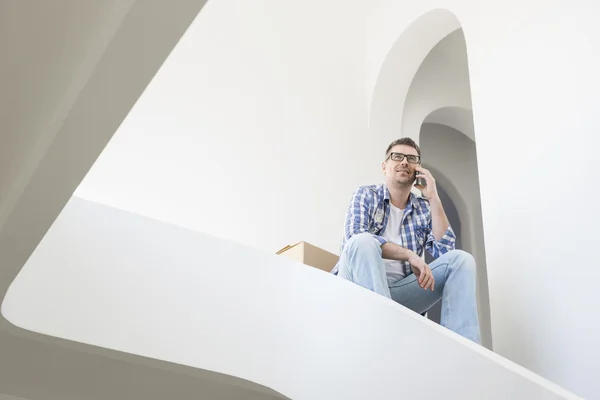 Hombre usando el teléfono celular — Foto de Stock