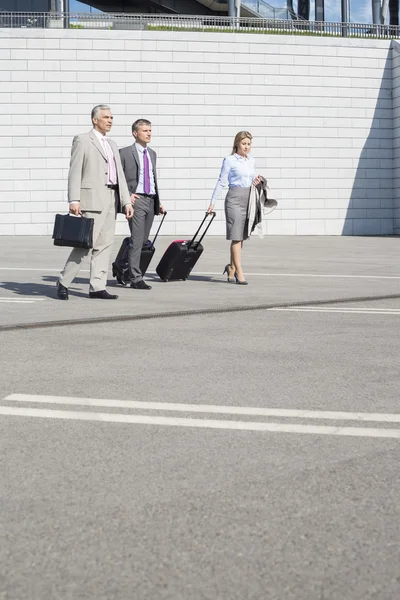 Empresários com bagagem andando — Fotografia de Stock