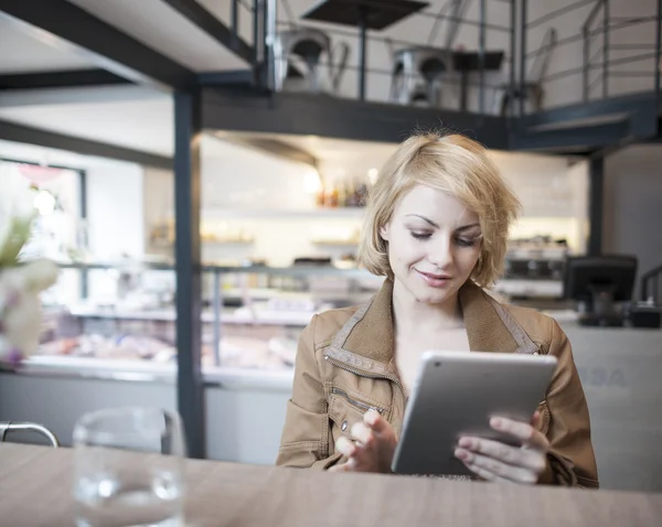 Jeune femme utilisant une tablette numérique — Photo