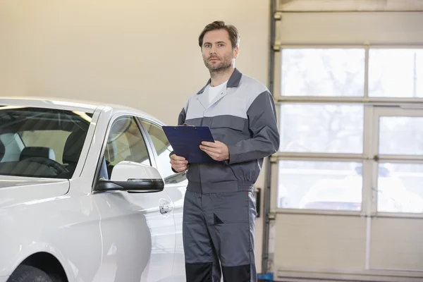 Mechaniker steht neben Auto — Stockfoto