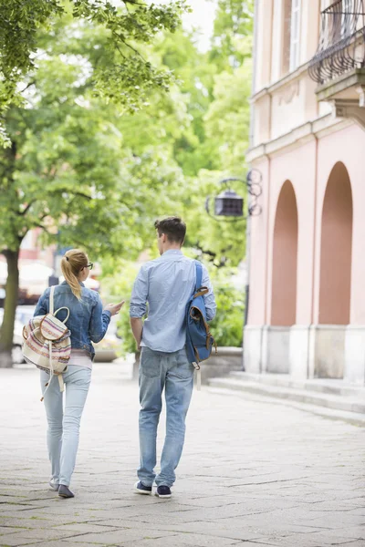 Friends talking while walking — Stock Photo, Image