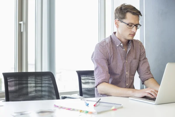 Zakenman werkt met laptop — Stockfoto