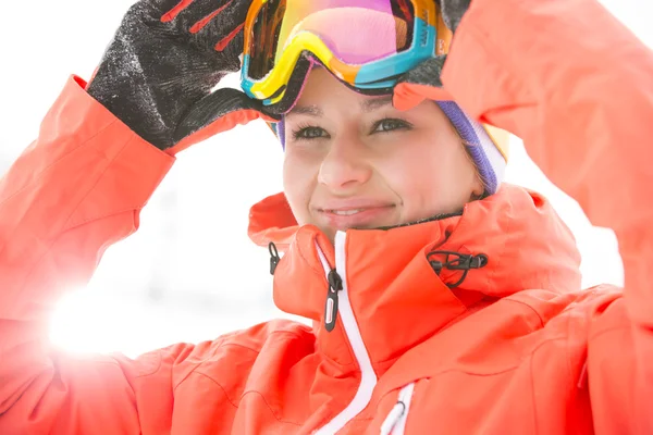 Kobieta sobie Gogle narciarskie — Zdjęcie stockowe