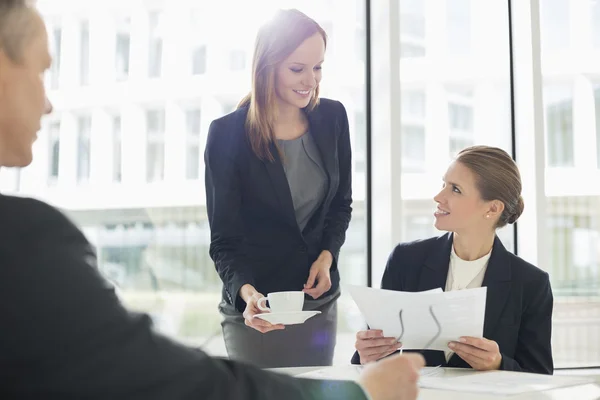 Geschäftsfrauen arbeiten in der Cafeteria — Stockfoto