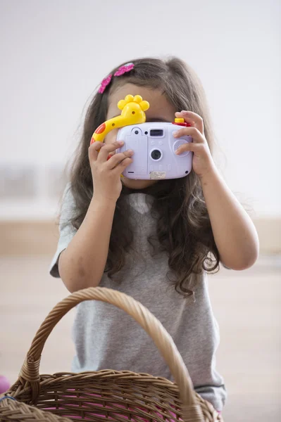 Niña fotografiando — Foto de Stock