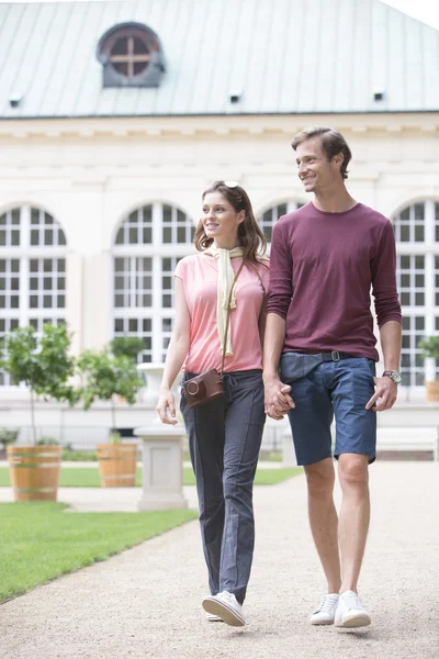 Junges Paar zu Fuß — Stockfoto