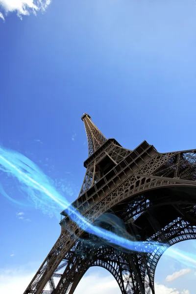 Lights passing under Eiffel Tower — Stock Photo, Image