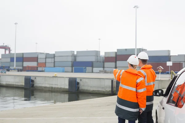 Workers examining cargo — Stock Photo, Image