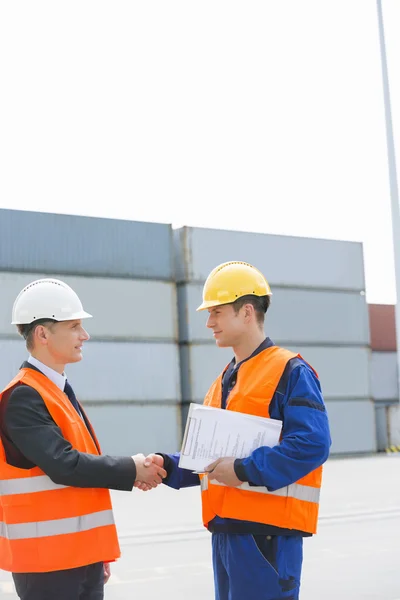 Workers shaking hands — Stock Photo, Image