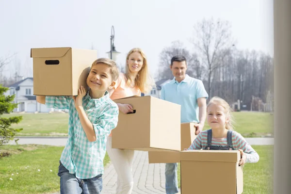 Familia mudándose a casa nueva — Foto de Stock