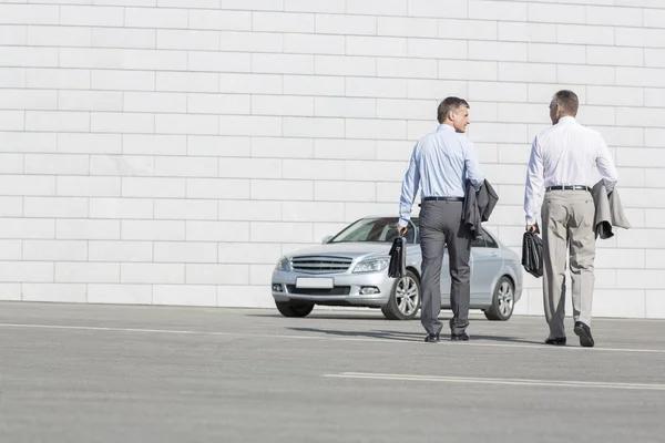 Businessmen carrying briefcases — Stock Photo, Image