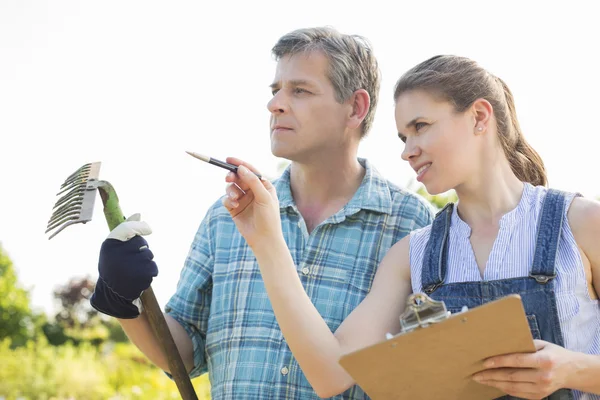 Toezichthouder iets uit te leggen aan tuinman — Stockfoto