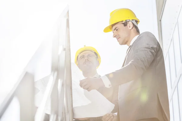 Uomini d'affari che rivedono il progetto — Foto Stock