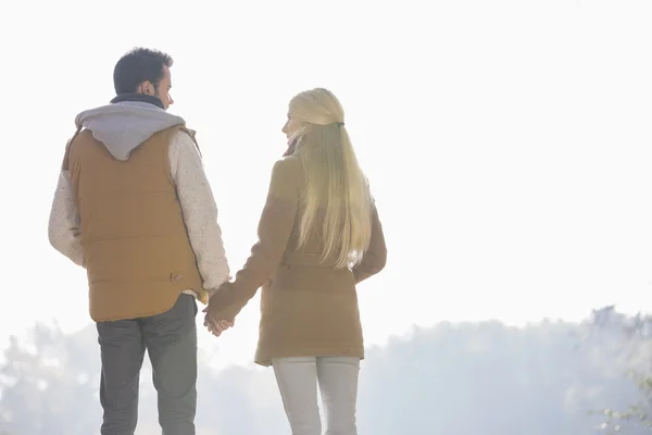 Pareja cogida de la mano — Foto de Stock