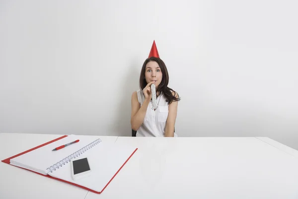 Businesswoman soplando cuerno —  Fotos de Stock