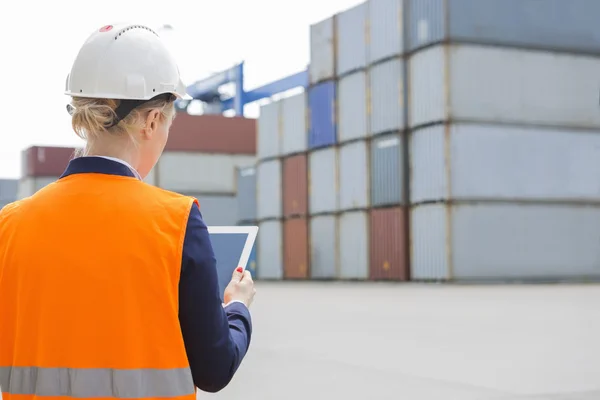 Engineer using digital tablet — Stock Photo, Image