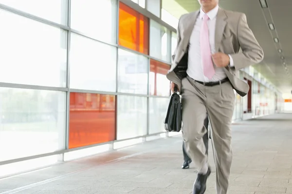 Homens de negócios com bagagem correndo — Fotografia de Stock