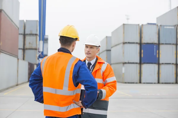 Arbeiter im Gespräch — Stockfoto