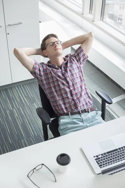 Uomo d'affari rilassante alla scrivania — Foto Stock