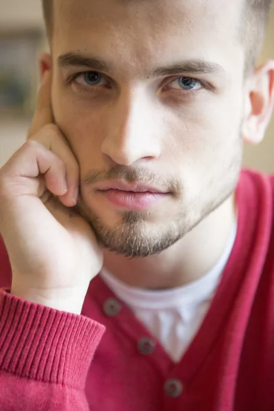 Man poseren in café — Stockfoto