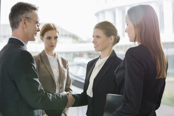 Gente de negocios moviendo las manos — Foto de Stock