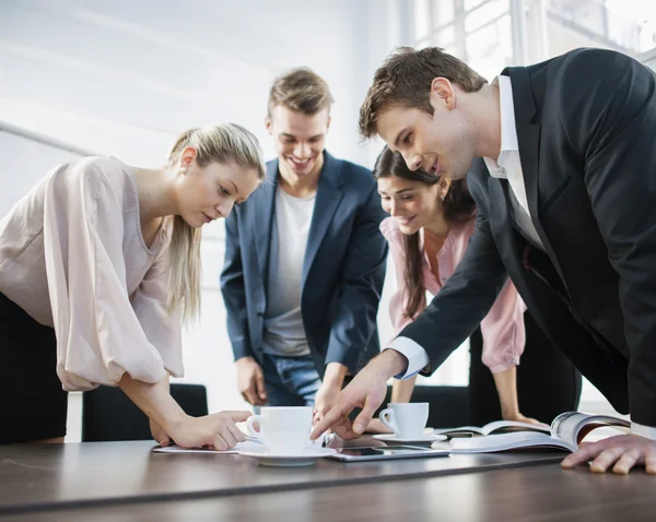 Uomini d'affari brainstorming — Foto Stock