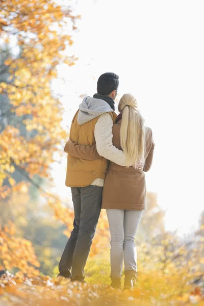 Pareja mirando hacia otro lado — Foto de Stock