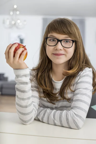 Teenager-Mädchen mit Apfel — Stockfoto