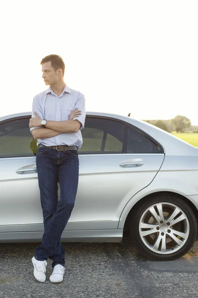 Homme debout en voiture — Photo