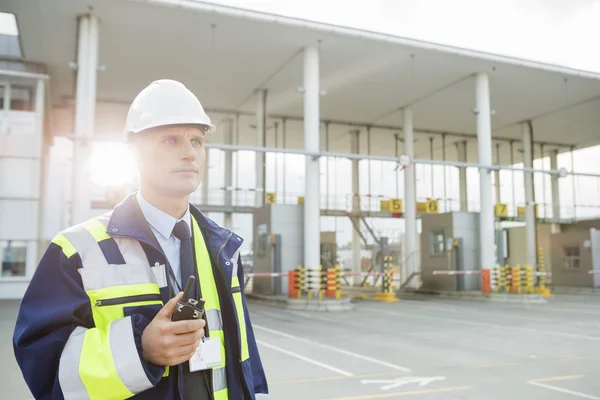 Trabalhador segurando walkie-talkie — Fotografia de Stock