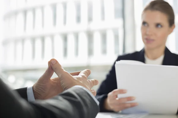 Zakenman in ontmoeting met collega — Stockfoto