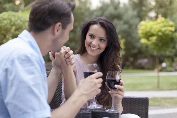 Par med rött vin i parken — Stockfoto