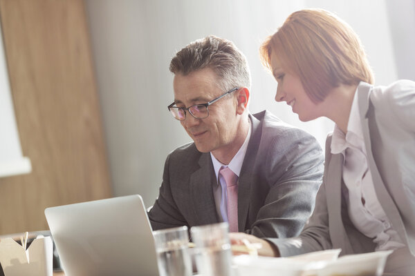 Бизнесмен и деловая женщина обедают
