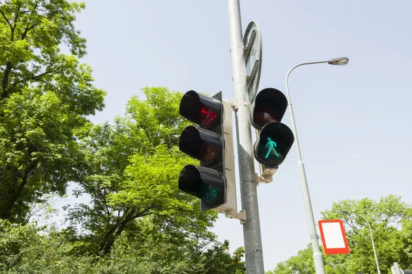 Dopravní signál a pouliční lampy — Stock fotografie