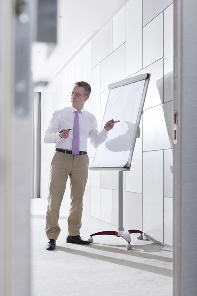 Geschäftsmann bereitet sich auf Präsentation vor — Stockfoto