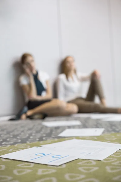 Müde Geschäftsfrauen sitzen — Stockfoto