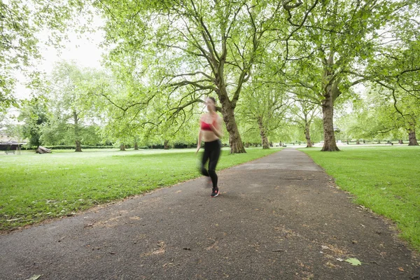 妇女在公园里慢跑 — 图库照片