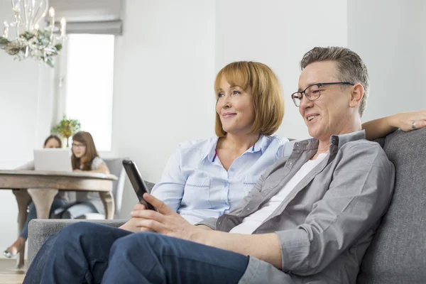 Ouders Tv kijken — Stockfoto