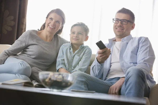 Garçon regarder la télévision avec les parents — Photo