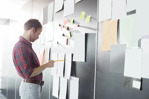 Businessman analyzing documents — Stock Photo, Image