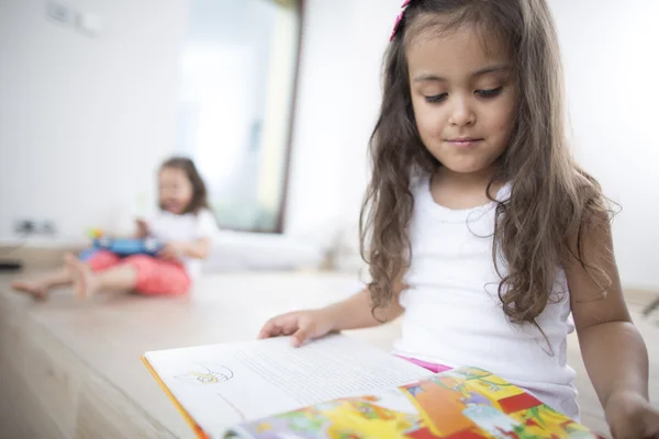 Sevimli kız holding kitap — Stok fotoğraf