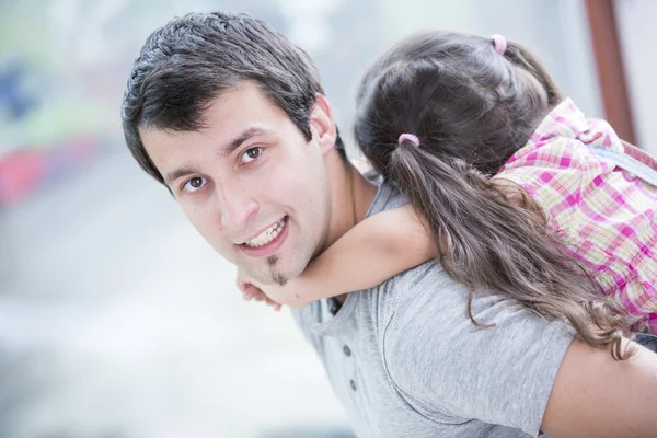 Adam küçük kızı piggybacking — Stok fotoğraf