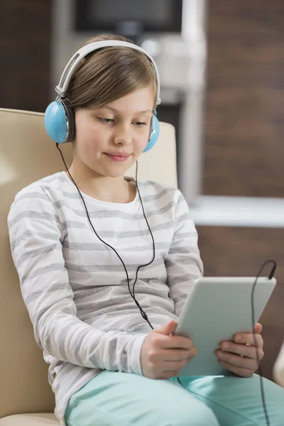 Meisje luisteren muziek — Stockfoto