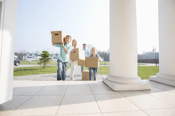 Família entrando em nova casa — Fotografia de Stock